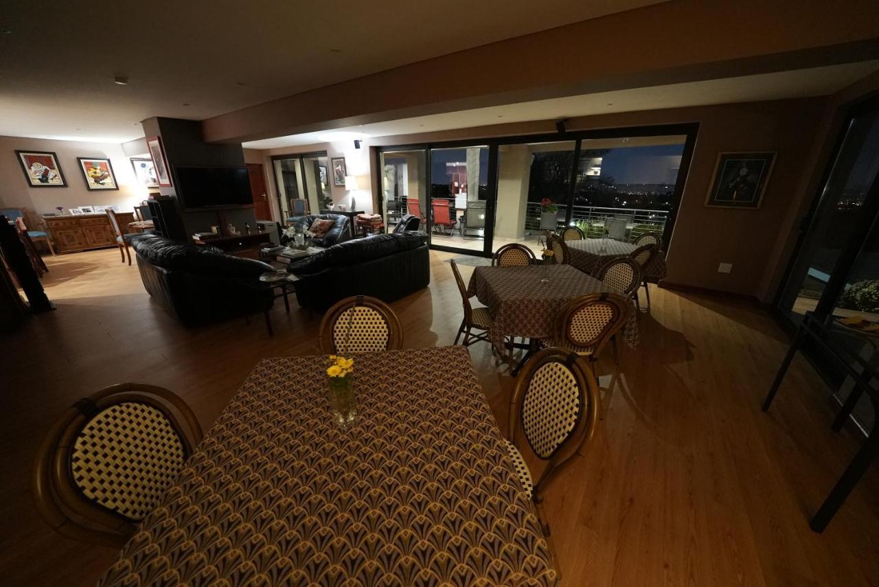 Over The Moon Guesthouse Йоганнесбурґ Екстер'єр фото