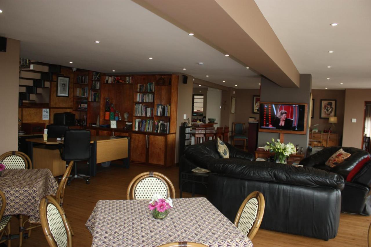 Over The Moon Guesthouse Йоганнесбурґ Екстер'єр фото